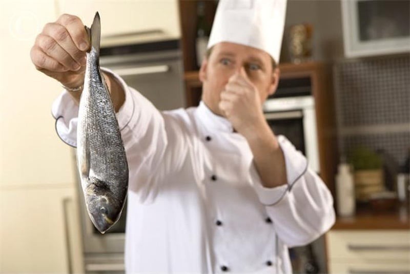 Một trong những dấu hiệu đầu tiên cho thấy cá không còn tươi là mùi.