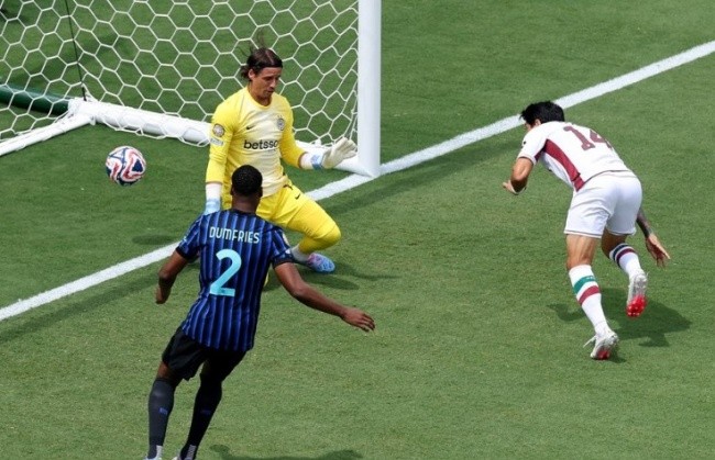 German Cano xé lưới Inter Milan.