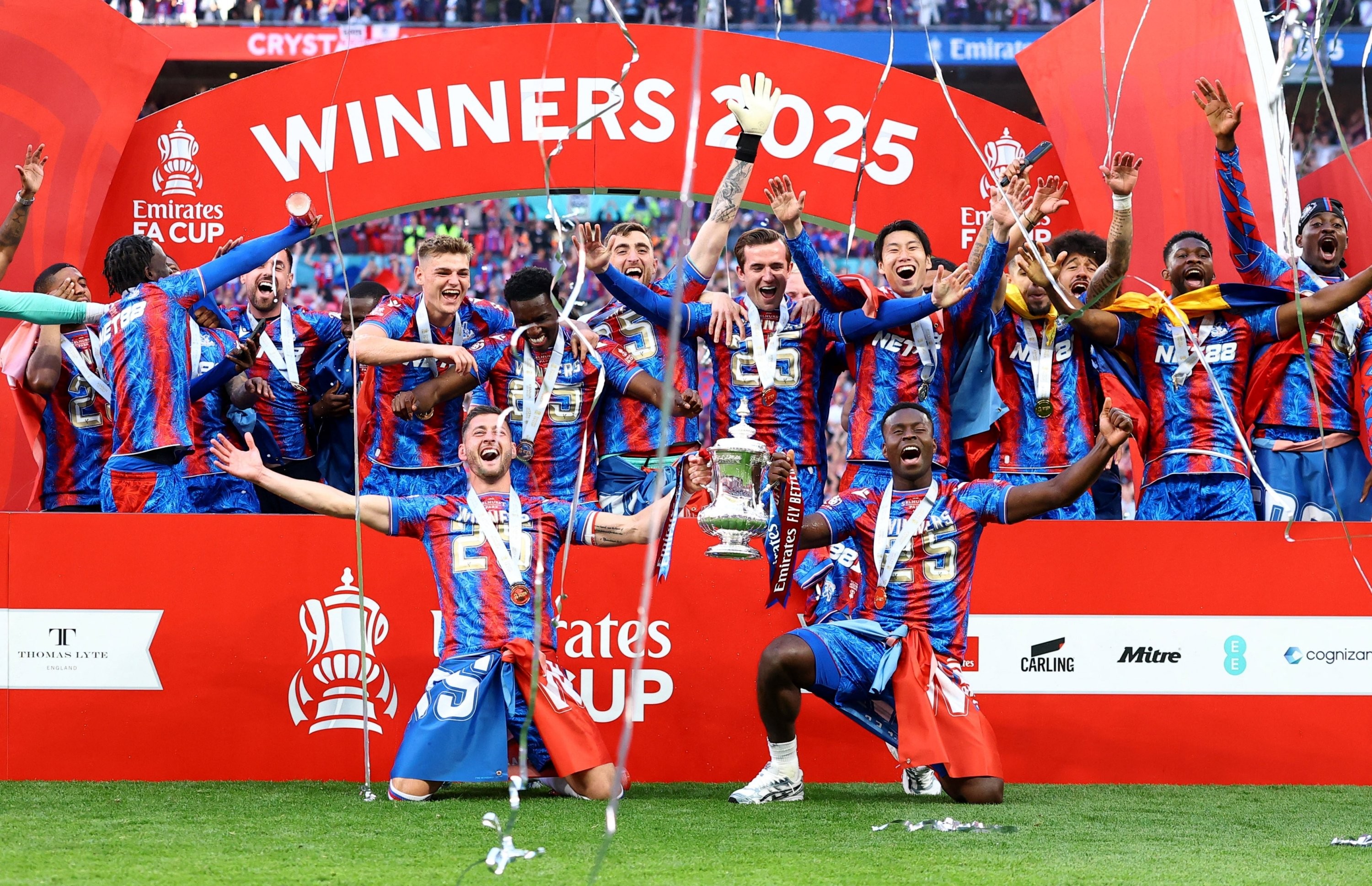 Padrew có thể mỉm cười khi đội bóng cũ đã giành chức vô địch FA Cup ở mùa giải vừa qua