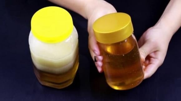 Một mẹo nhỏ nhưng hiệu quả để kiểm tra mật ong thật là lắc nhẹ chai mật ong và lật ngược lại.