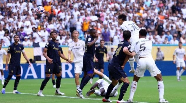  Gonzalo Garcia bật cao đánh đầu tung lưới Juventus.