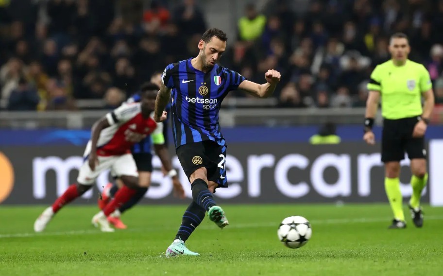 Manchester United quan tâm Hakan Calhanoglu.