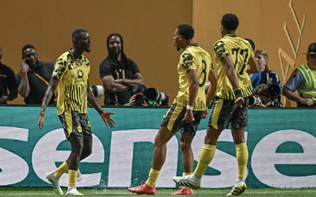 Dù chịu sức ép nhưng cuối cùng Dortmund vẫn bảo toàn được kết quả. 