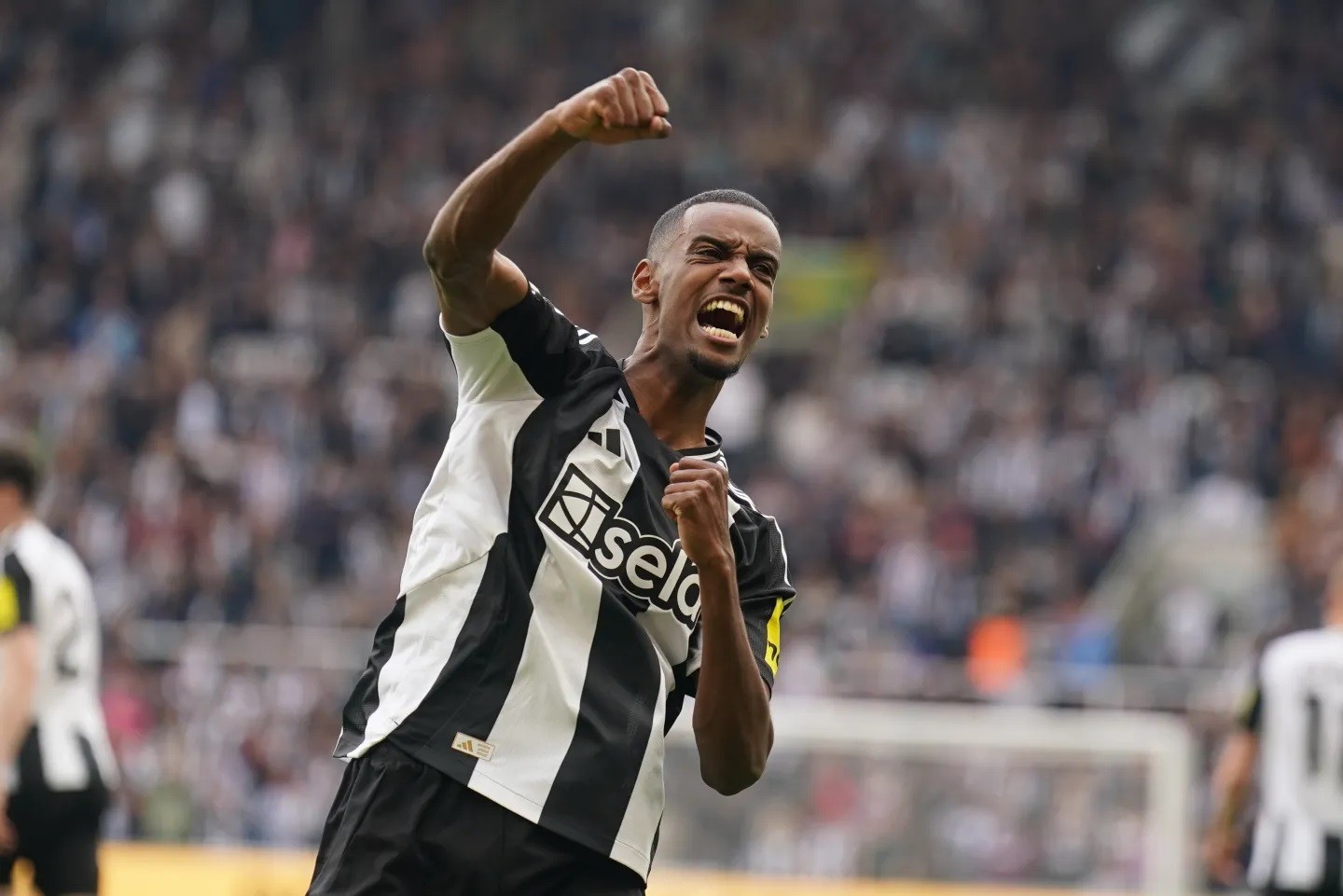  Isak là mục tiêu của nhiều ông lớn Premier League.