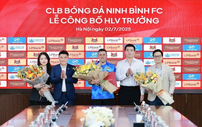 CLB Ninh Bình ra mắt HLV mới.