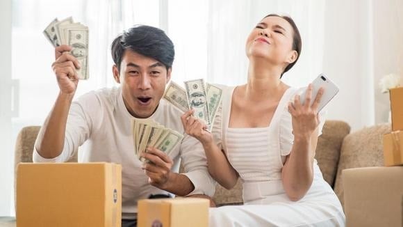Xuất thân từ một gia đình nghèo, từng cùng mẹ buôn bán mưu sinh – bán kem mùa hè, bán than mùa đông – Vương Bất Phiền sớm thấm thía giá trị của việc kiếm tiền. 