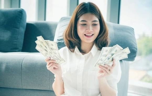 Tiểu Thiên – một phụ nữ tốt nghiệp đại học danh tiếng, từng làm việc tại công ty công nghệ lớn – luôn lo lắng mỗi khi nói đến chuyện kiếm nhiều tiền. 