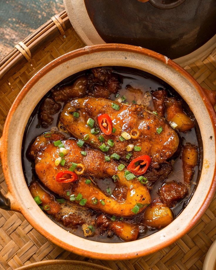 Cá kho là món ăn phổ biến trong bữa cơm Việt