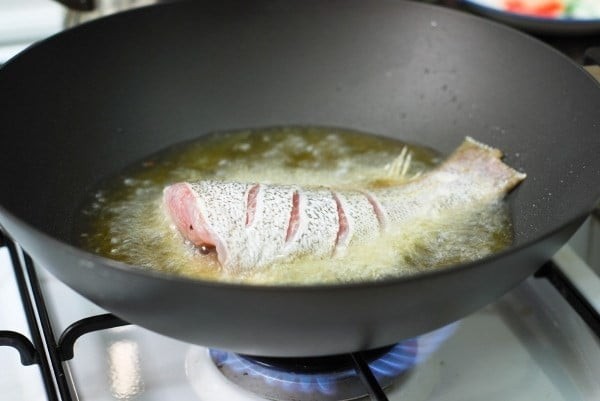 Chiên sơ cá trước khi nấu – mẹo nhỏ giúp khử tanh và giữ miếng cá không bị nát.