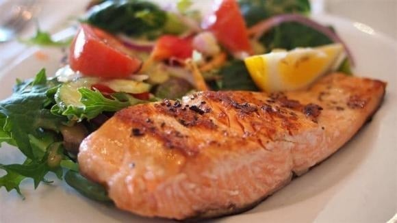 Sau khi làm sạch cá, bà thường cắt thành miếng nhỏ để dễ chế biến, đặc biệt khi chiên rán, giúp kiểm soát nhiệt tốt hơn và đảm bảo cá chín đều.

