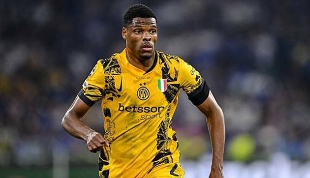 Denzel Dumfries lọt vào tầm ngắm của Barcelona.
