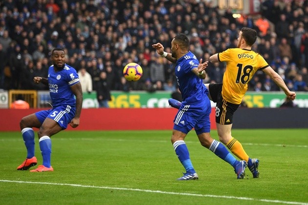 Wes Morgan có mặt đúng lúc để nghi bàn gỡ hòa cho Bầy cáo.