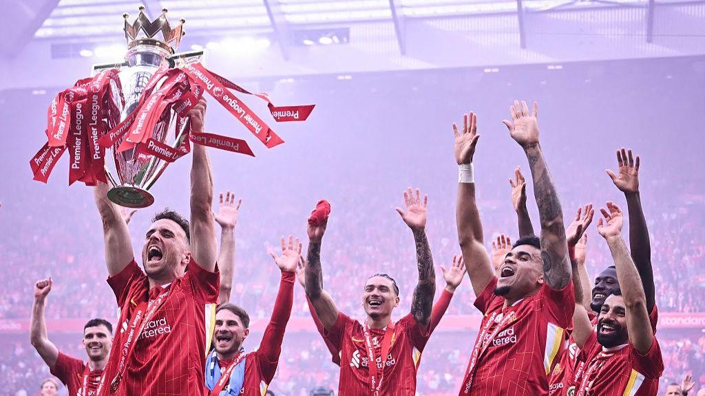 Diogo Jota vừa nâng cao chiếc cup EPL cùng Liverpool