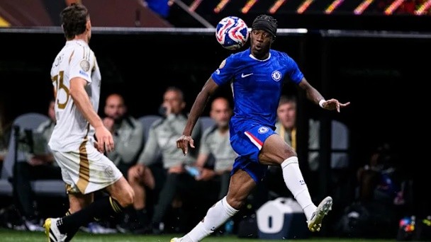 Arsenal đang cân nhắc mua Madueke. 