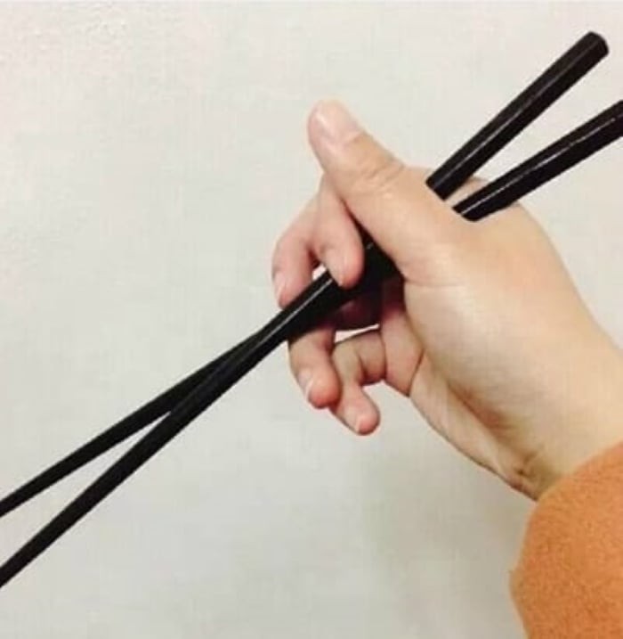 Cách cầm đũa 5 ngón cầm rối loạn