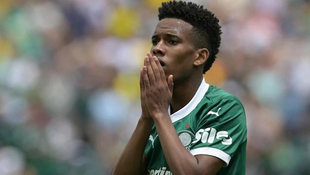 Estevao Willian thu hút sự quan tâm ở trận đấu với Chelsea.