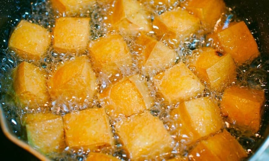 Nếu có thời gian, có thể đặt đậu gần quạt nhẹ hoặc phơi gió trong nhà bếp – đậu ráo nước sẽ “ăn dầu” đúng cách, cho lớp vỏ ngoài giòn rụm như rán công nghiệp.