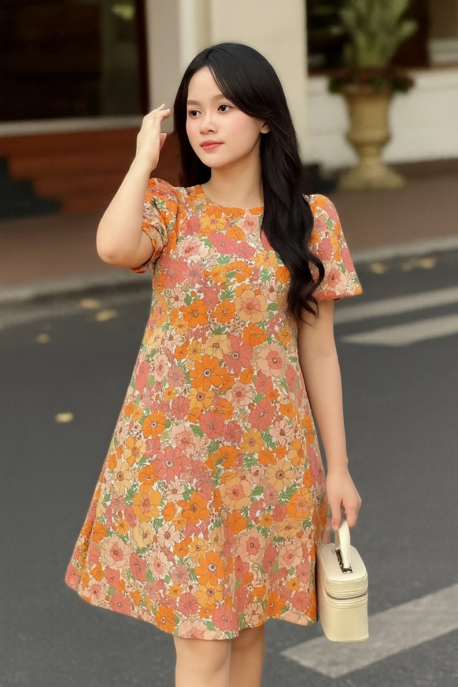 Dịu dàng xuống phố trong chiếc váy hoa rực rỡ, thổi bừng năng lượng tích cực giữa nắng hè.