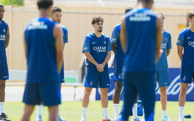 Vitinha không giấu được sự đau buồn trong buổi mặc niệm của PSG dành cho Jota. 