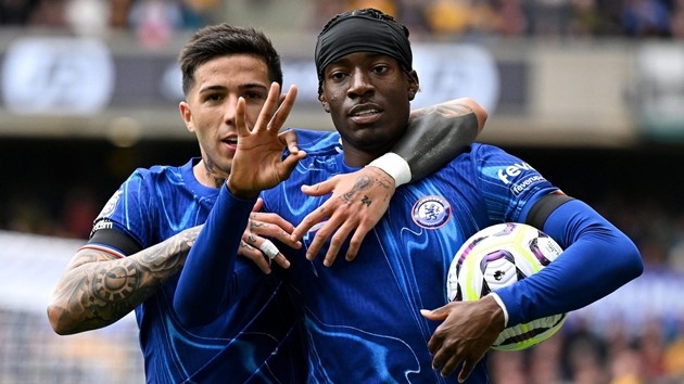 Arsenal hỏi mua Noni Madueke từ Chelsea.