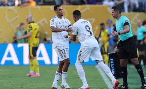 Mbappe tạo khác biệt sau khi vào sân.