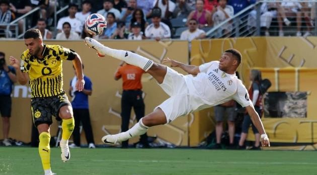 Mbappe ghi siêu phẩm vào lưới Dortmund.