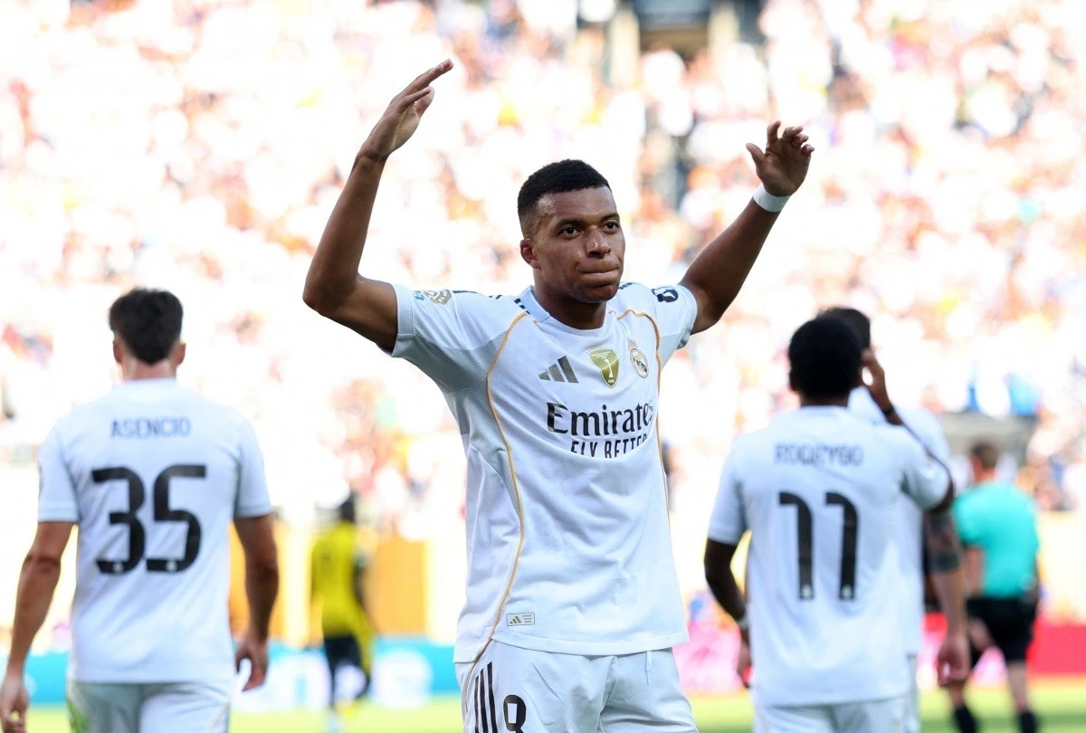 Mbappe vừa tạo siêu phẩm.