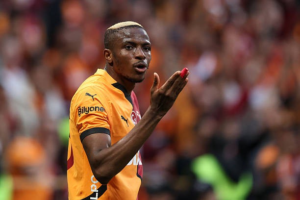 Man Utd hiện không theo đuổi Osimhen.