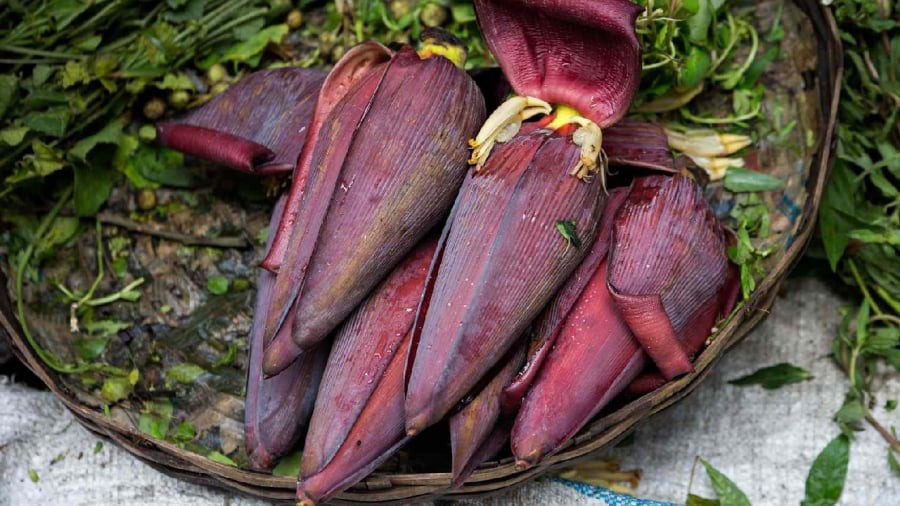 Khi mua hoa chuối, hãy chọn những chiếc cầm chắc và nặng tay, có lớp phấn trắng mỏng ở bên ngoài.