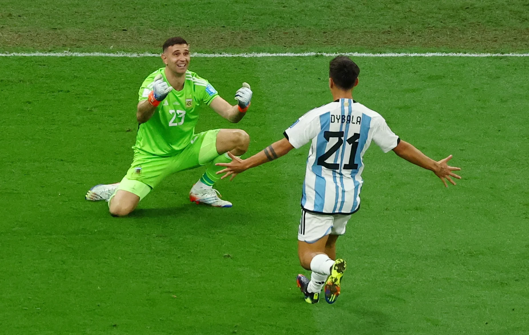 Dybala ăn mừng cùng Martinez