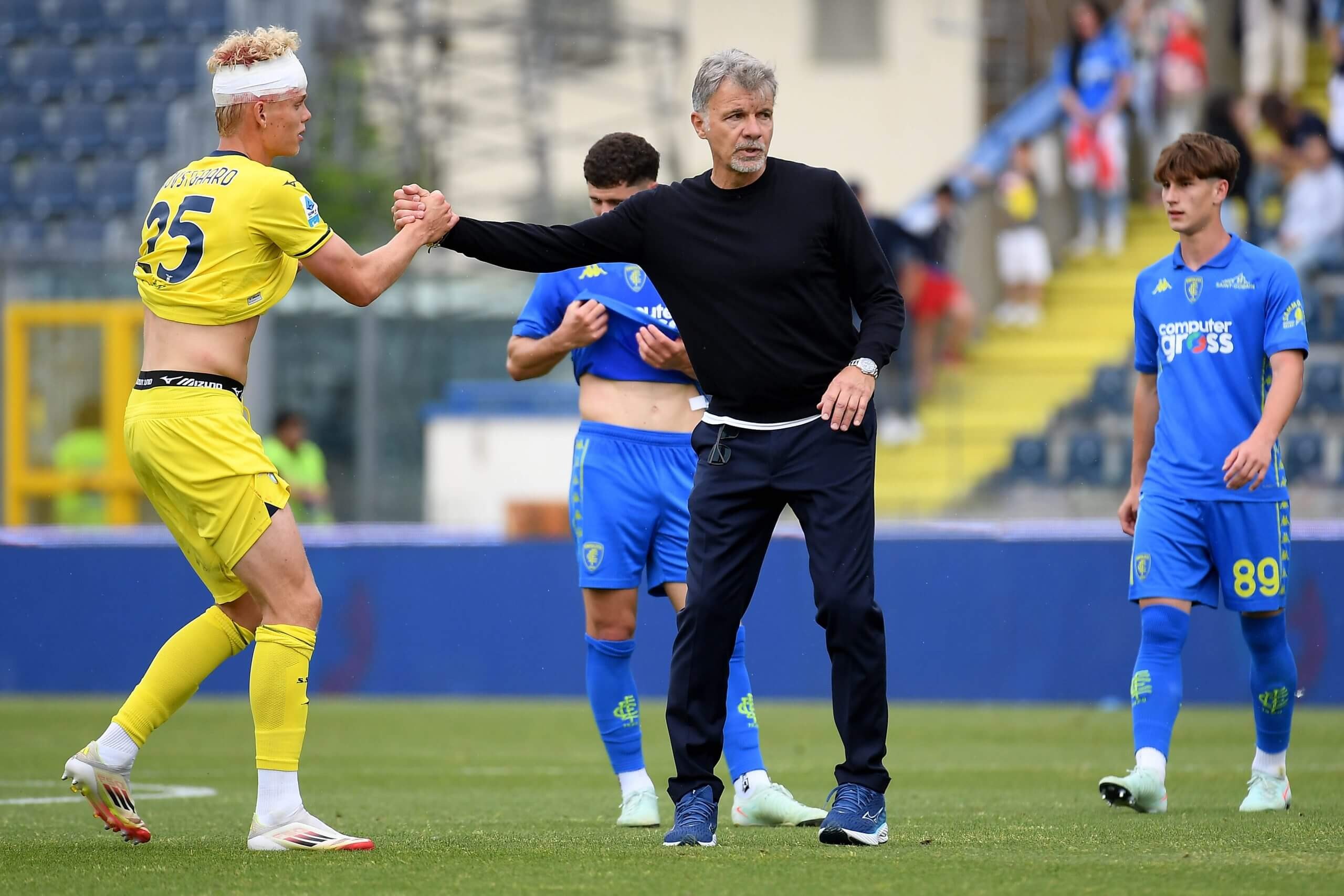 Provstgaard thi đấu với vết thương lớn ở đầu