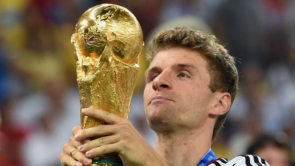 Muller cùng chiếc cup vàng World Cup 2014