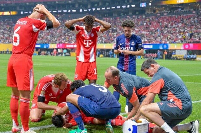 Các cầu thủ Bayern ôm đầu với hình ảnh của Musiala.