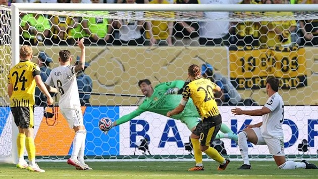Courtois cứu thua xuất thần