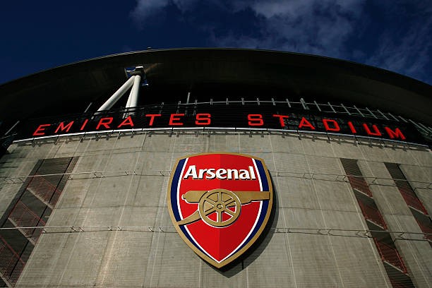 Sân được đặt tên theo hãng hàng không Emirates. 