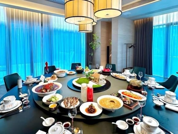 Khi bị từ chối lời mời, một số người có xu hướng cảm thấy tổn thương, xấu hổ hoặc thậm chí trách móc đối phương là thiếu tôn trọng.