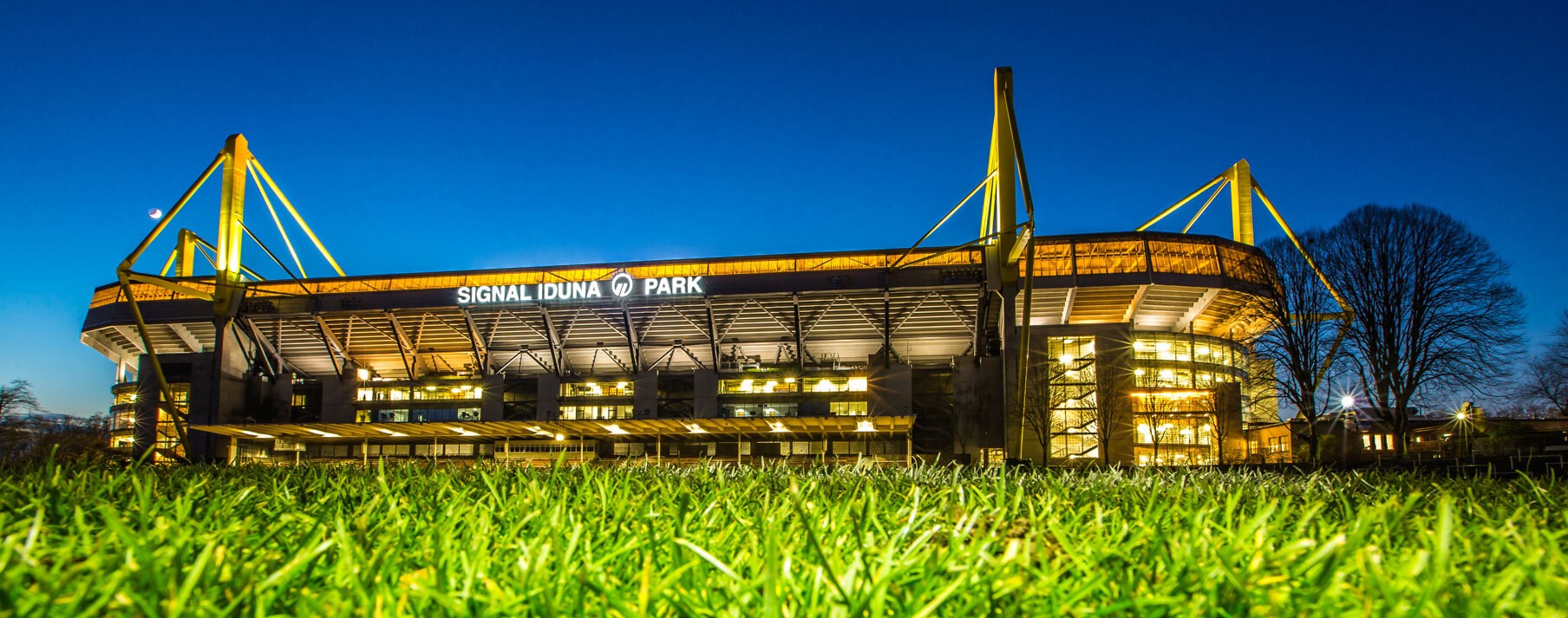 Sân nhà của Dortmund nhìn từ bên ngoài