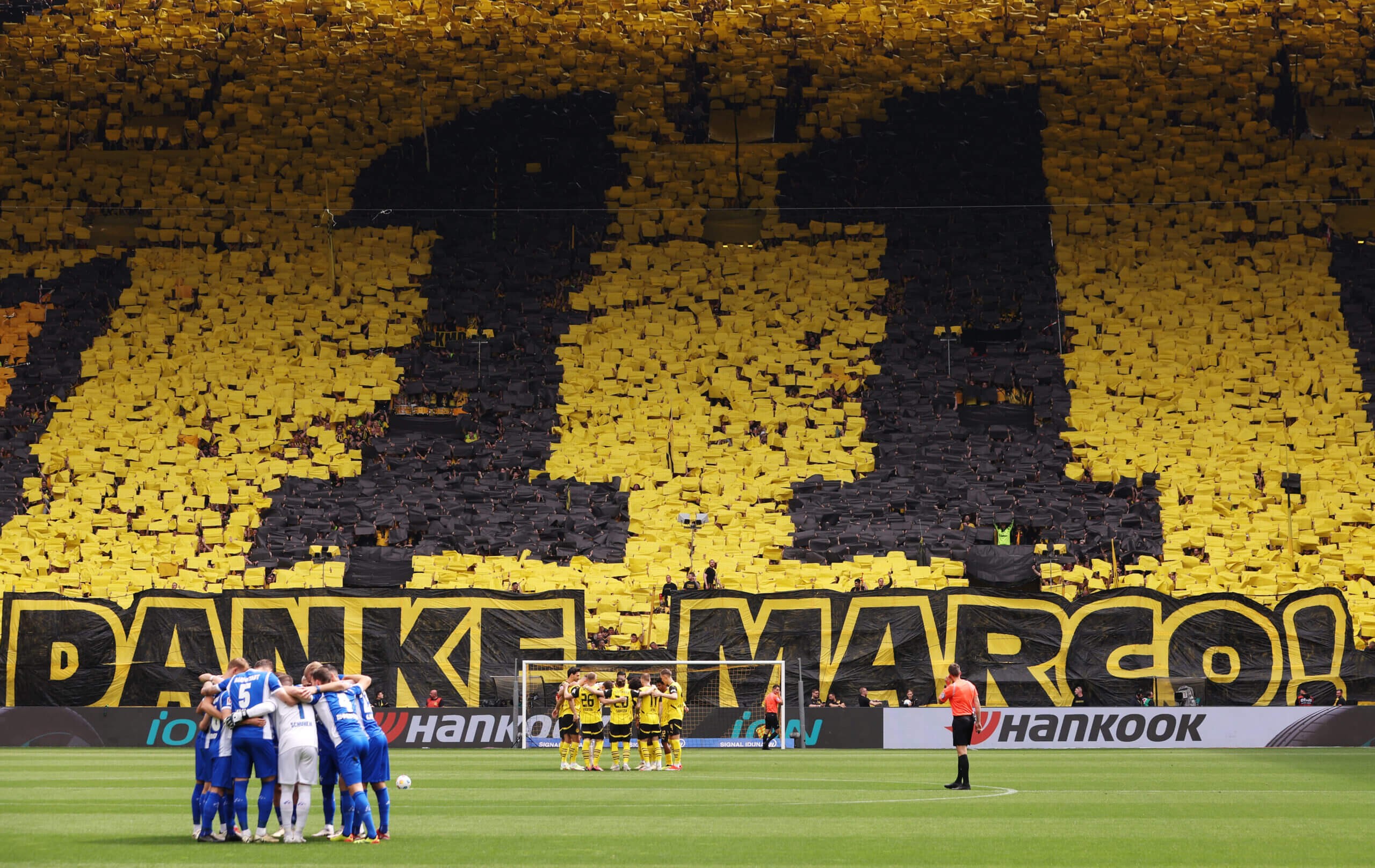 Bức tường Vàng huyền thoại của Dortmund gửi lời tri ân đến Marco Reus