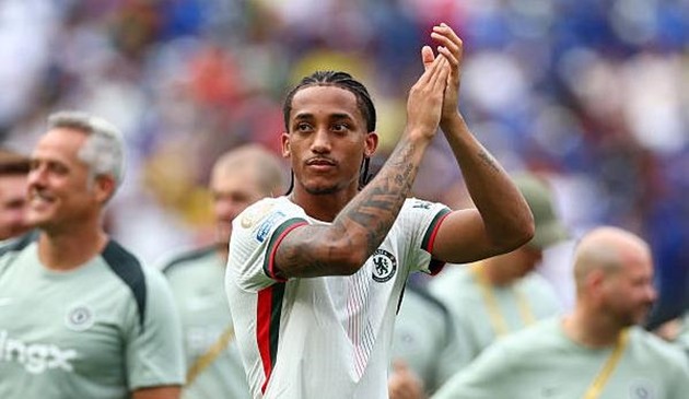 Joao Pedro lập cú đúp trong trận đấu với Fluminense.