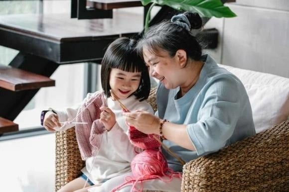 Khi sống cùng cháu, đôi khi ông bà vô tình gieo vào đầu trẻ những tư tưởng cũ kỹ như: “Con trai thì không cần làm việc nhà”, hay “Con gái phải biết nhẫn nhịn mới lấy được chồng”.