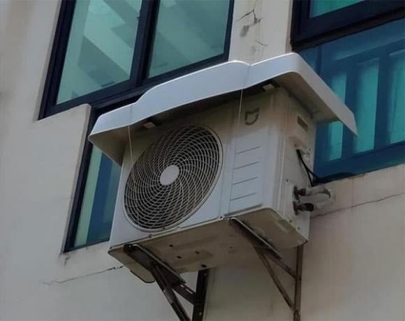 Nhiều người nghĩ rằng việc che chắn dàn nóng điều hòa bằng mái che hay bạt phủ là hành động bảo vệ máy, giúp kéo dài tuổi thọ thiết bị.
