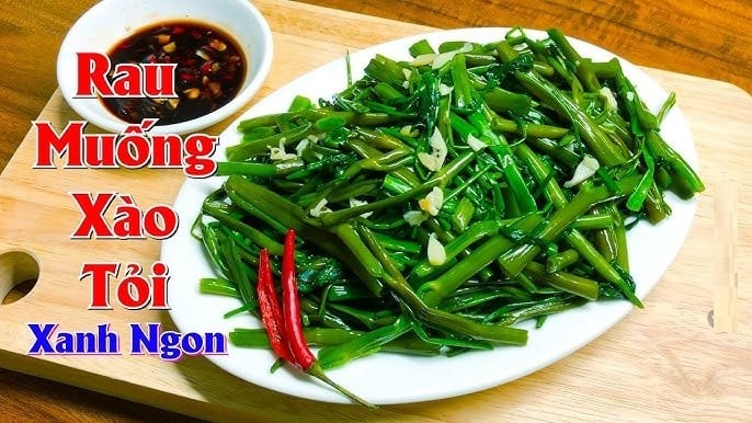 ho dầu ăn vào chảo nóng, thêm tỏi băm phi thơm. Sau đó, vặn lửa lớn, cho rau muống vào chảo đảo nhanh tay, thêm phần nước sốt đã chuẩn bị