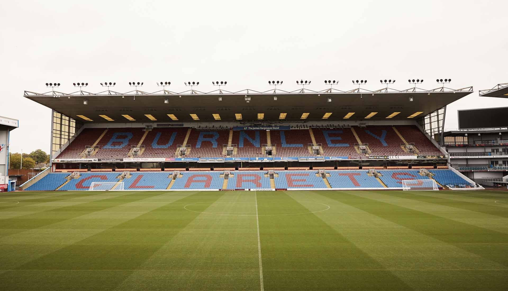 Sân Turf Moor từng ghi nhận những khoảnh khắc lịch sử đáng nhớ.