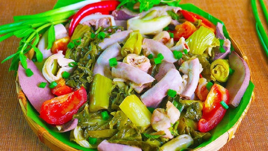 Không chỉ có lượng cholesterol cao, lòng lợn còn tiềm ẩn nguy cơ chứa các chất có hại cũng như dễ bị nhiễm khuẩn, nhiễm ký sinh trùng.