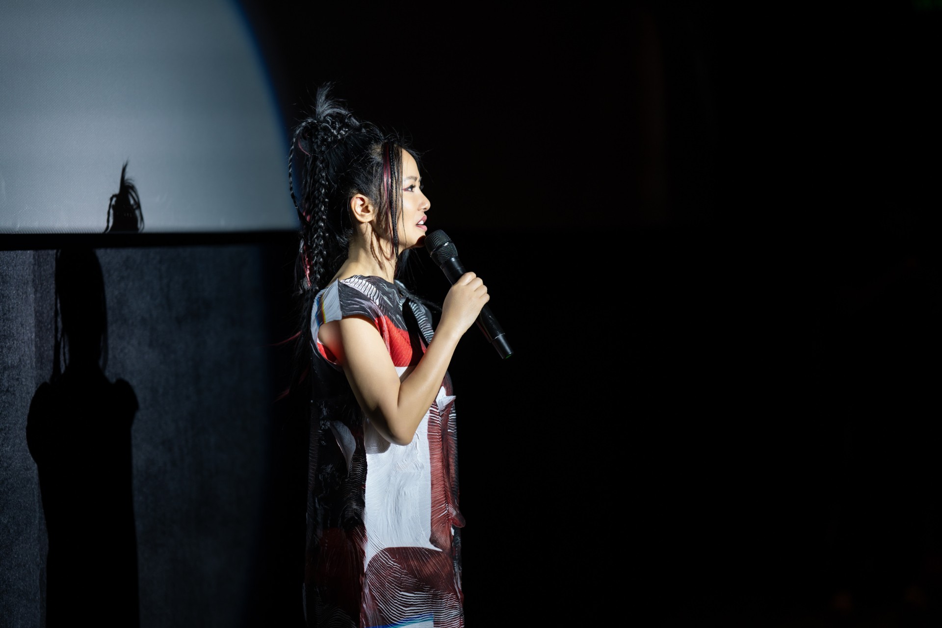 MV-Tu-Hoi-Hong-Nhung-Hop-