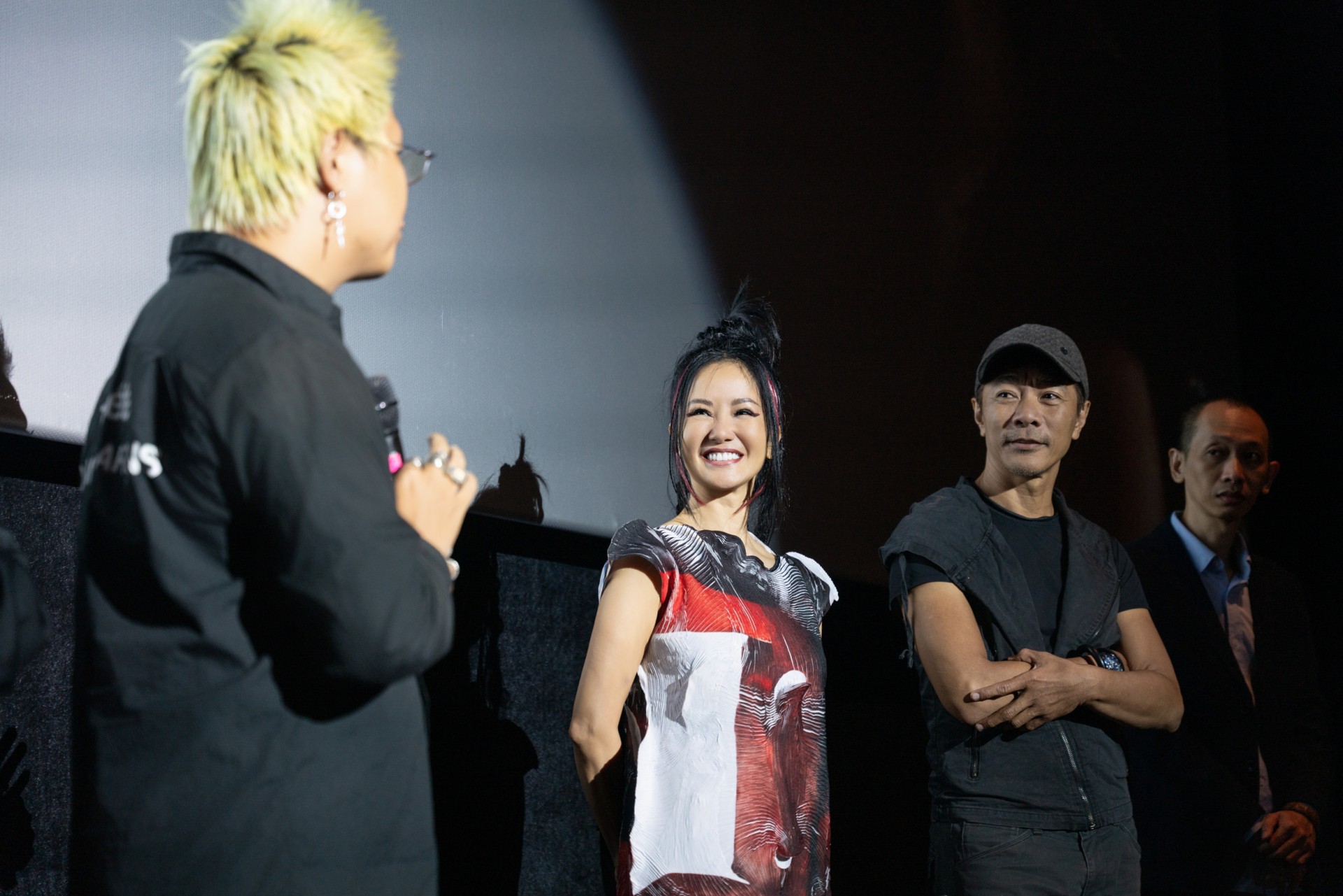MV-Tu-Hoi-Hong-Nhung-Hop-