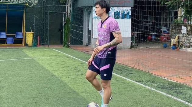 Văn Hậu chính thức tập luyện trở lại cùng trái bóng.
