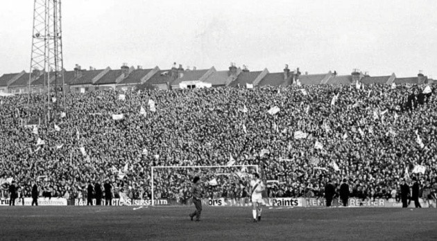 Bầu không khí sôi động với khán đài đứng khi Palace hạ Burnley 2-0 năm 1979, trước thời kỳ ghế ngồi.