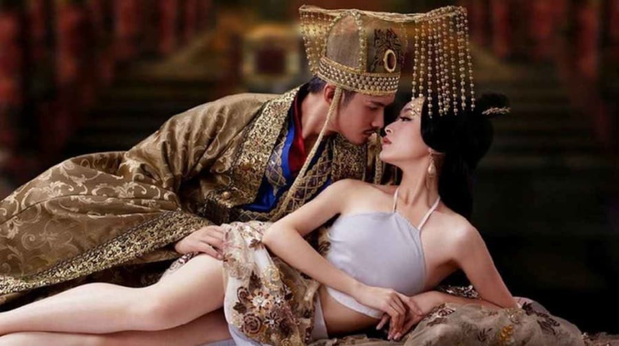 Trong các bộ phim cung đấu, hình ảnh phi tần được sủng ái bởi Hoàng đế thường gắn liền với cuộc sống xa hoa, quyền quý. 