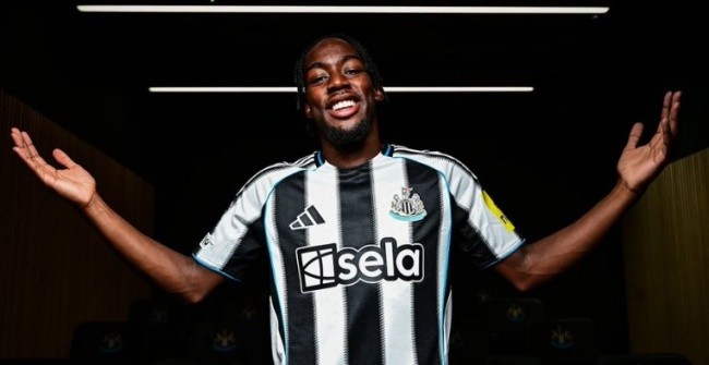 Elanga gia nhập Newcastle.